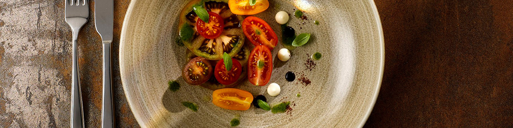 churchill-stonecast-patina-antique-taupe-servies-borden-sfeer-01